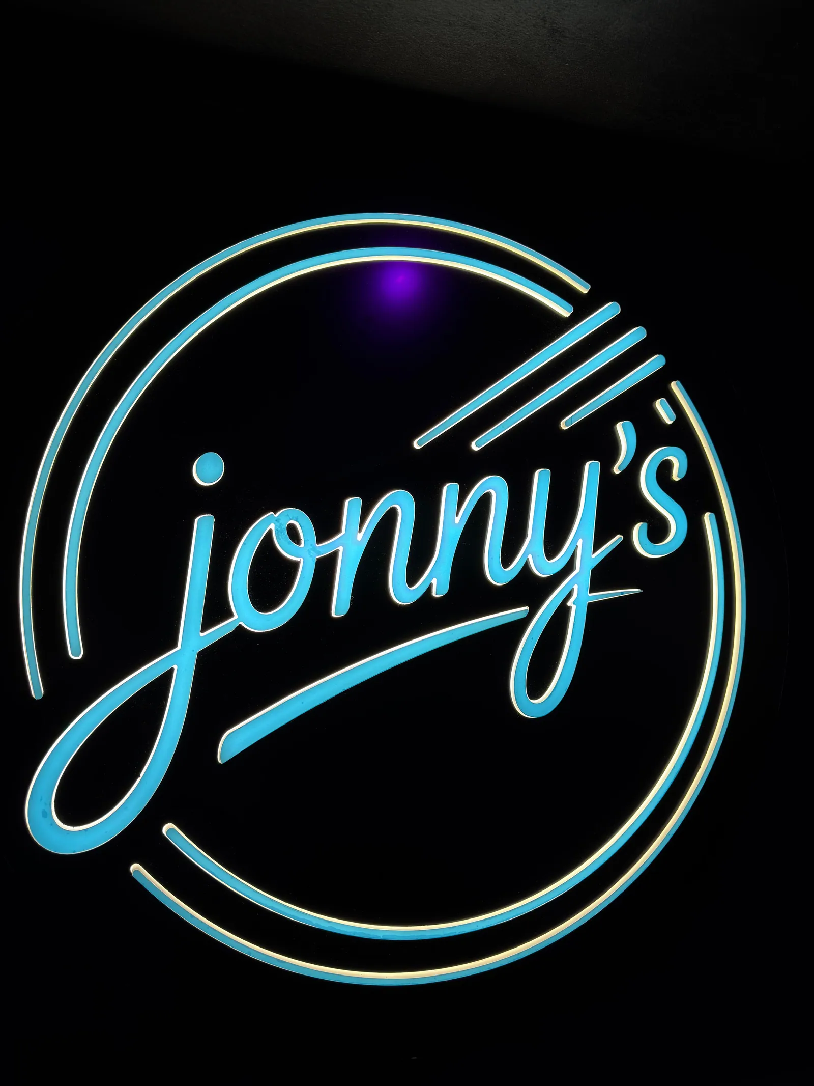 Beleuchtete jonny's-Leuchtschrift, von Main Design gefertigt und montiert